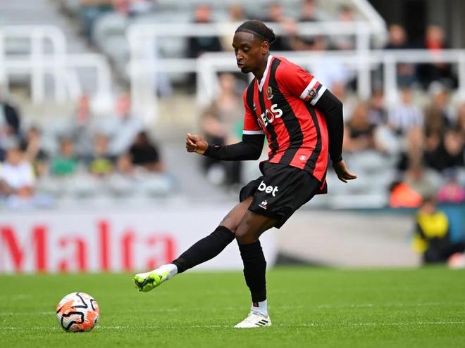 Kaiyun Sports-窗口期阿贾克斯备战法甲；战术微调细节曝光；信心回归；年轻球员得到机会的简单介绍